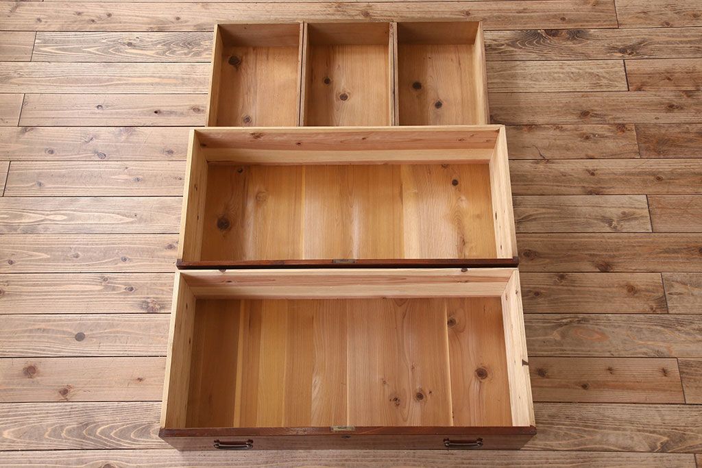 アンティーク家具　和製アンティーク　漆塗り!前面欅材の三段重ね時代箪笥