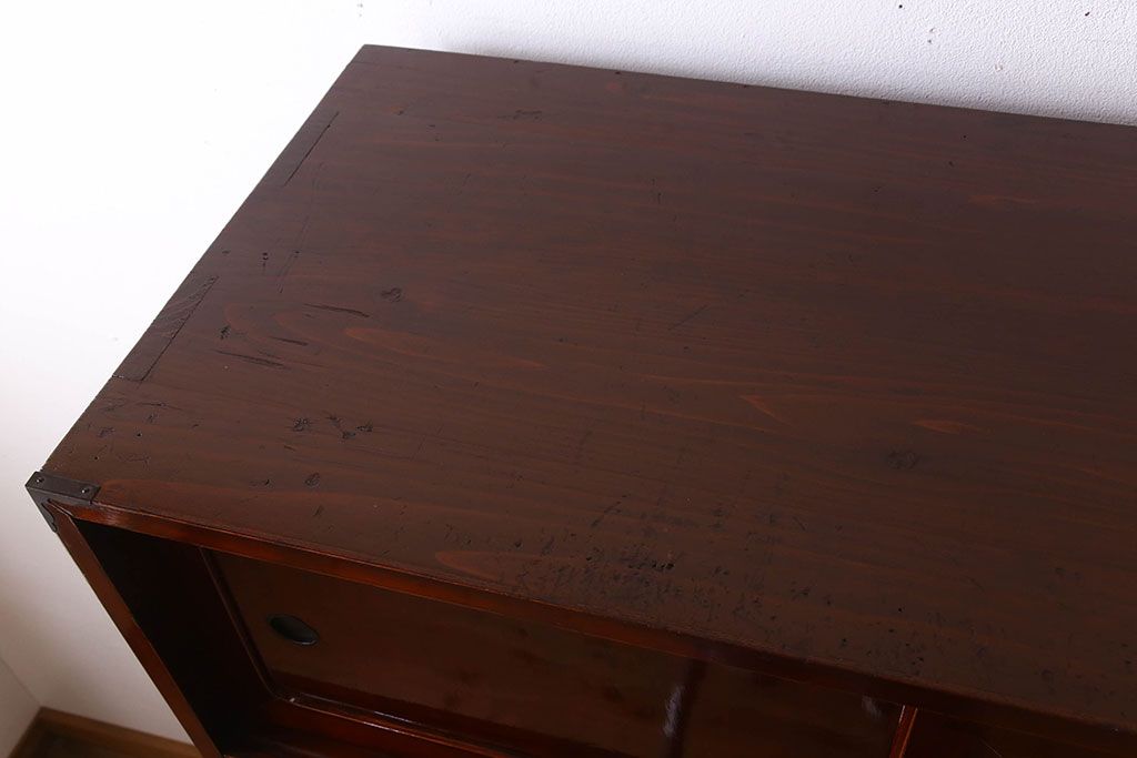 アンティーク家具　和製アンティーク　漆塗り!前面欅材の三段重ね時代箪笥