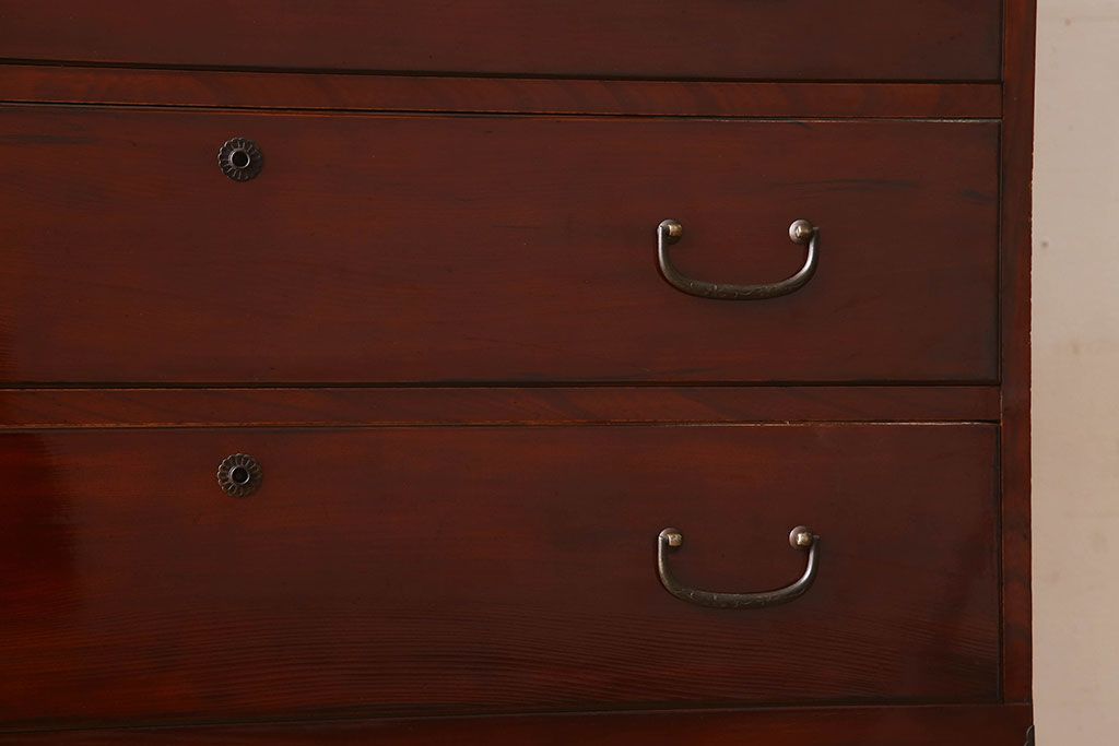 アンティーク家具　和製アンティーク　漆塗り!前面欅材の三段重ね時代箪笥
