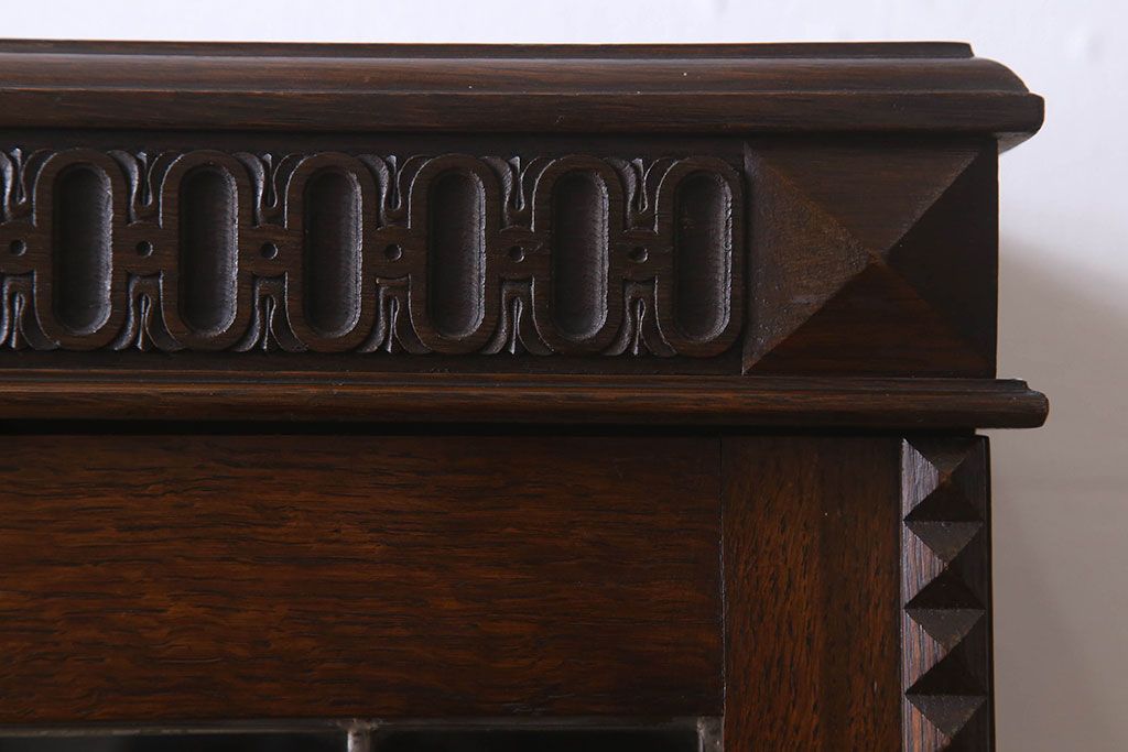 アンティーク家具　イギリスアンティーク　ステンドグラス扉のブルボーズレッグ本箱(ブックケース・収納棚)(2)