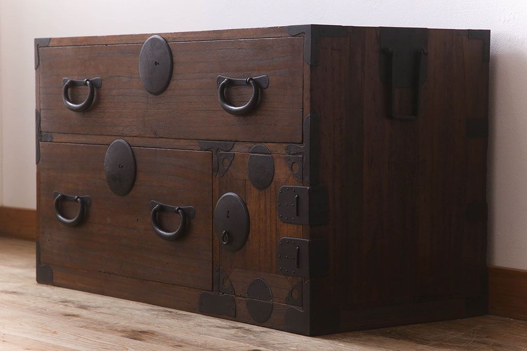 アンティーク家具　和製アンティーク　前面桐材!シンプルな丸金具の時代箪笥ローボード(衣装箪笥)
