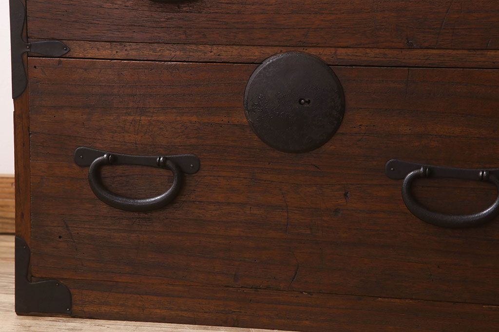アンティーク家具　和製アンティーク　前面桐材!シンプルな丸金具の時代箪笥ローボード(衣装箪笥)