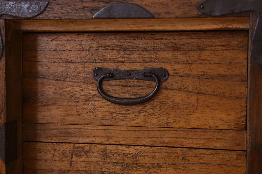 アンティーク家具　和製アンティーク　前面桐材!シンプルな丸金具の時代箪笥ローボード(衣装箪笥)