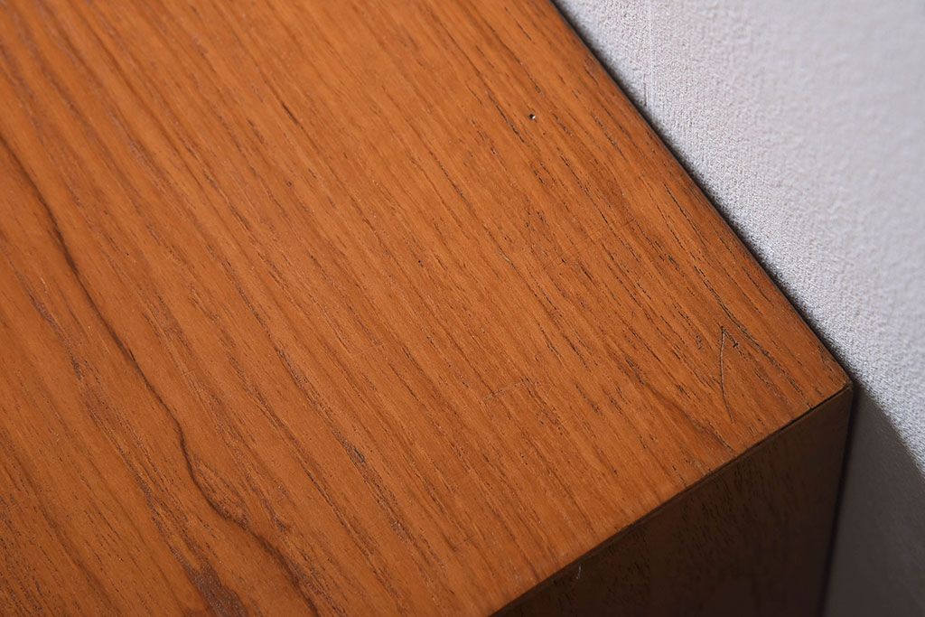 ヴィンテージ家具　G-PLAN(ジープラン)　北欧ビンテージ　チーク材　サイドキャビネット