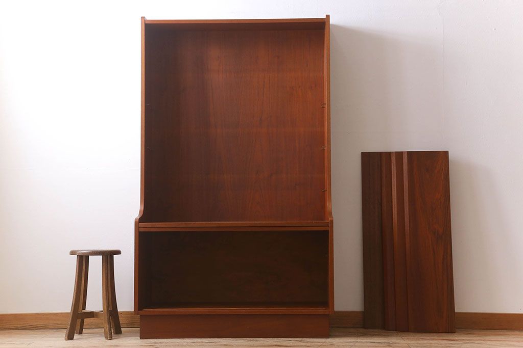 北欧家具　チーク材製のビンテージシェルフ(キャビネット)
