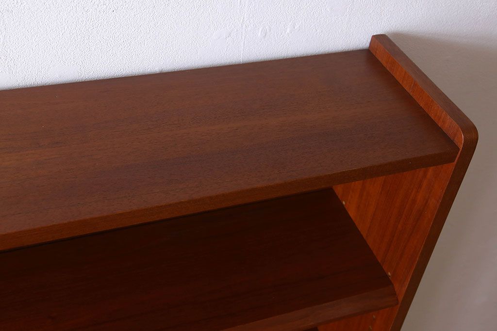 北欧家具　チーク材製のビンテージシェルフ(キャビネット)