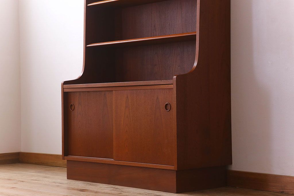 北欧家具　チーク材製のビンテージシェルフ(キャビネット)