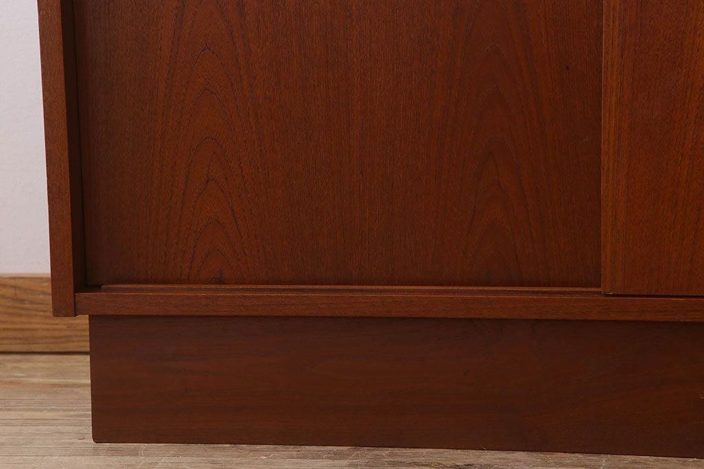 北欧家具　チーク材製のビンテージシェルフ(キャビネット)