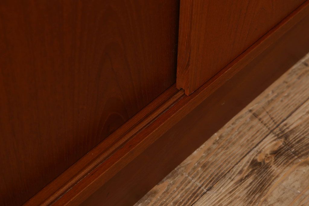 北欧家具　チーク材製のビンテージシェルフ(キャビネット)