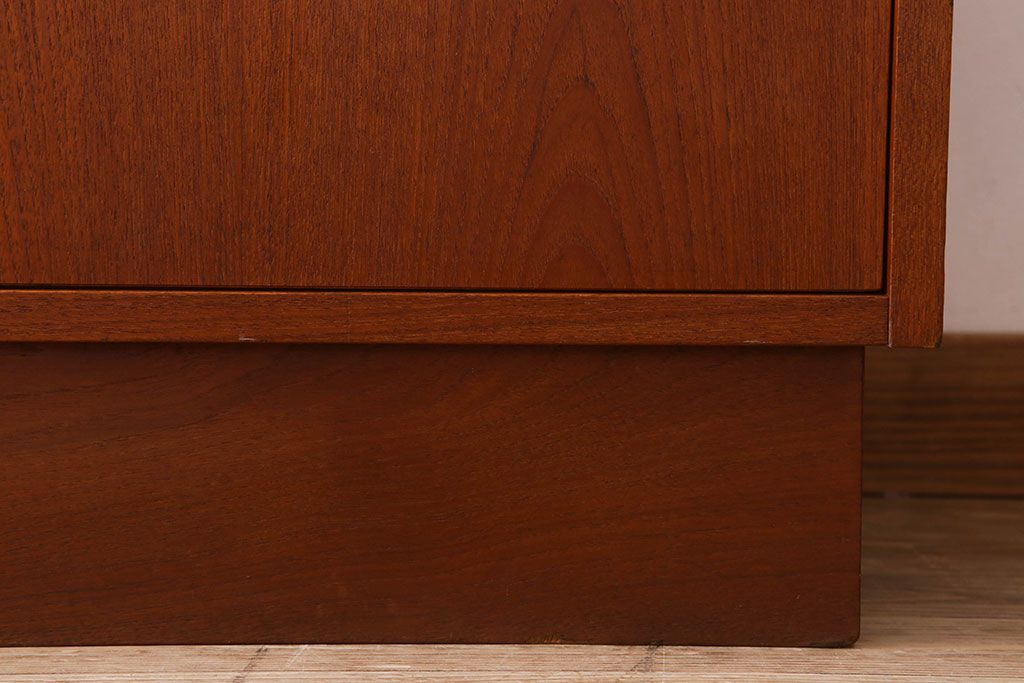 北欧家具　チーク材製のビンテージシェルフ(キャビネット)