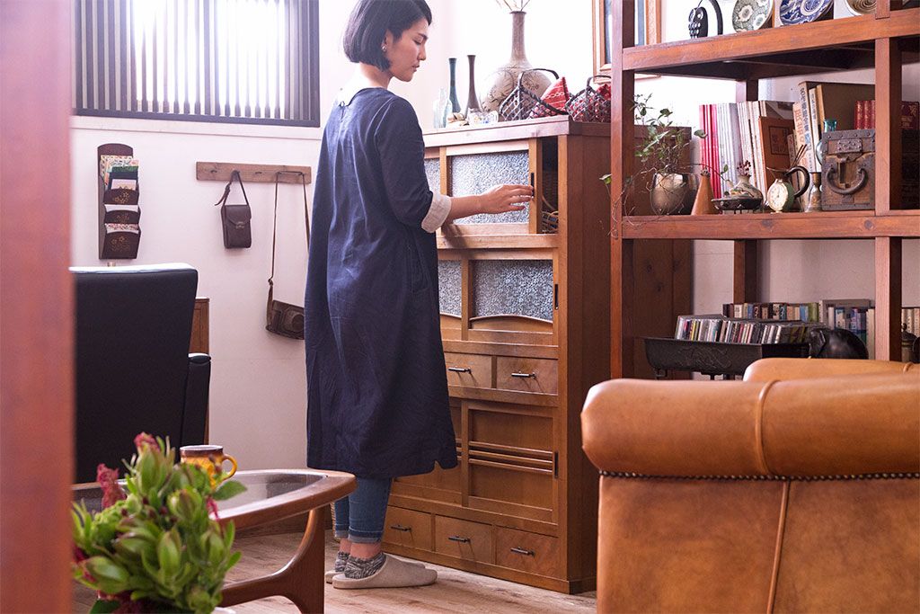 アンティーク家具　三尺　ダイヤガラス引き戸!前檜材製　古い木のアンティーク収納棚(水屋箪笥)