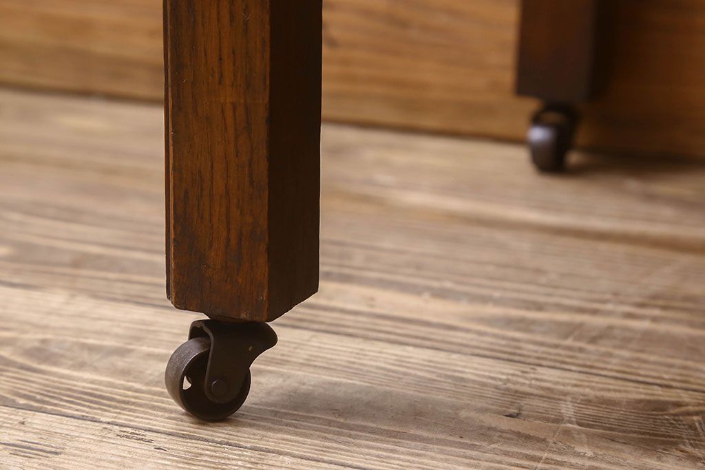 アンティーク家具　シンプル　イギリスアンティーク　キャスター脚付き!オーク材製の小ぶりなチェスト