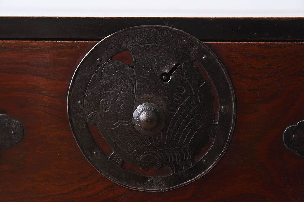 アンティーク家具　明治大正期　前面欅材　玉杢　蝶覆輪金具　小ぶりな時代箪笥ローボード(衣装箪笥)
