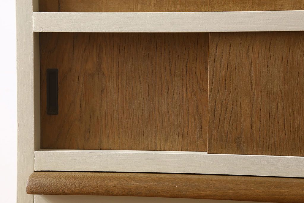 アンティーク家具　アンティークペイント　脚付き!モールガラス引き戸の小振りな食器棚(2)