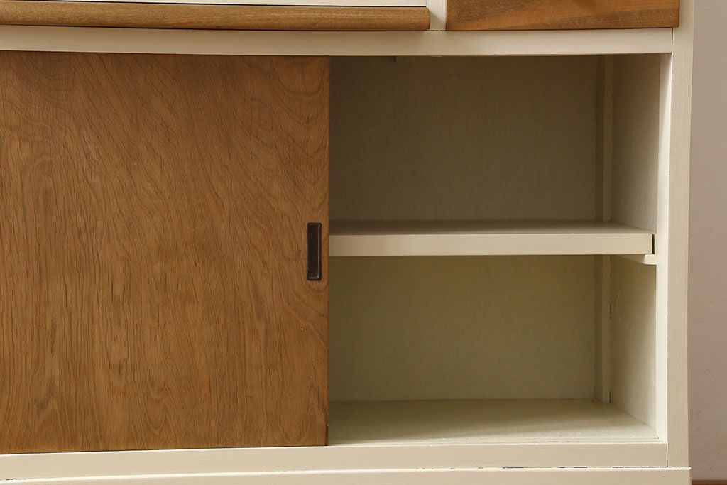 アンティーク家具　アンティークペイント　脚付き!モールガラス引き戸の小振りな食器棚(2)