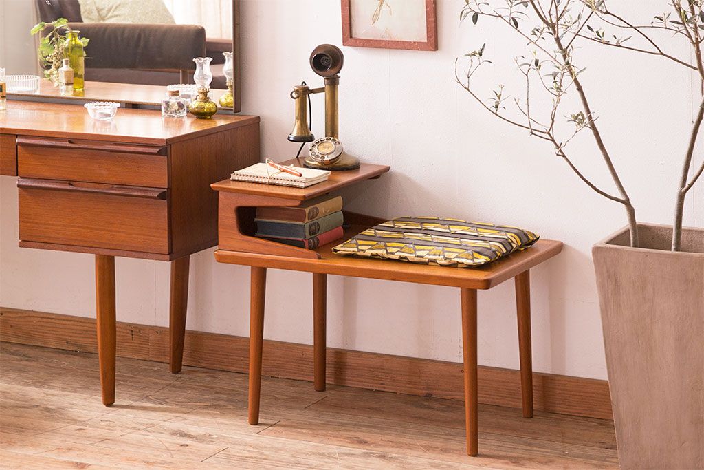 ヴィンテージ家具　チーク材　北欧ビンテージ　おしゃれなサイドテーブル