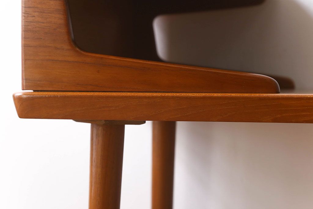 ヴィンテージ家具　チーク材　北欧ビンテージ　おしゃれなサイドテーブル