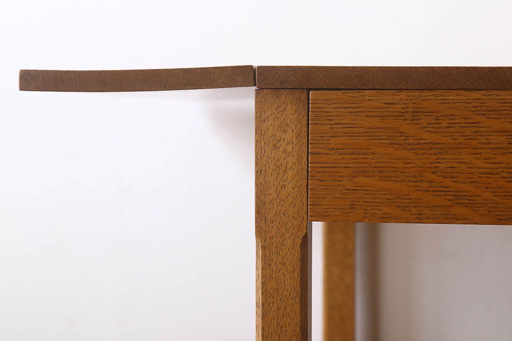 ヴィンテージ家具　キャスター付き　オーク材　イギリスビンテージのバタフライサイドテーブル