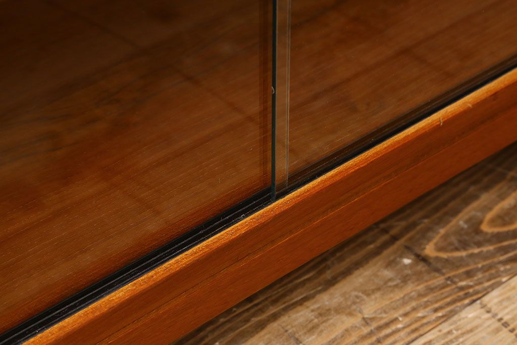 ヴィンテージ家具　ミッドセンチュリー　北欧ビンテージ　ガラス引き戸のブックケース
