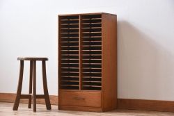 レトロ家具　昭和レトロ　古い木製の縦型アンティーク書類棚(カルテケース)