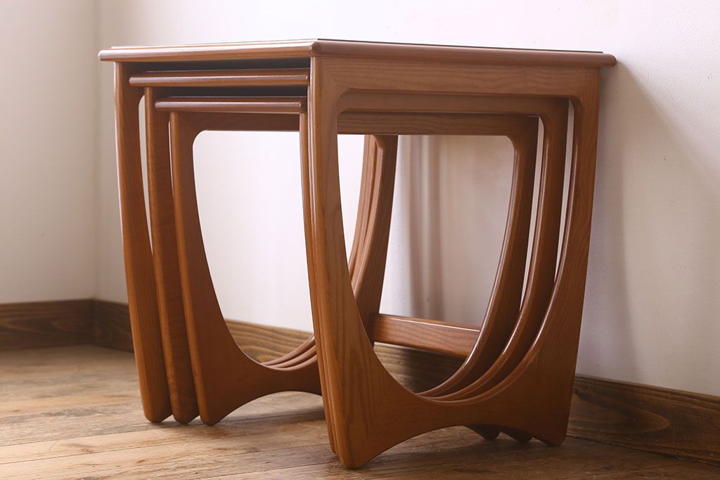 ヴィンテージ家具　 北欧ビンテージ　G-PLAN　チーク材・オーク材　お洒落なネストテーブル