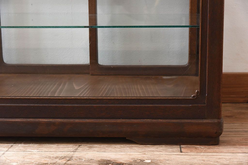 アンティーク家具　古い木のアンティークガラスケース(ショーケース)　ロータイプ