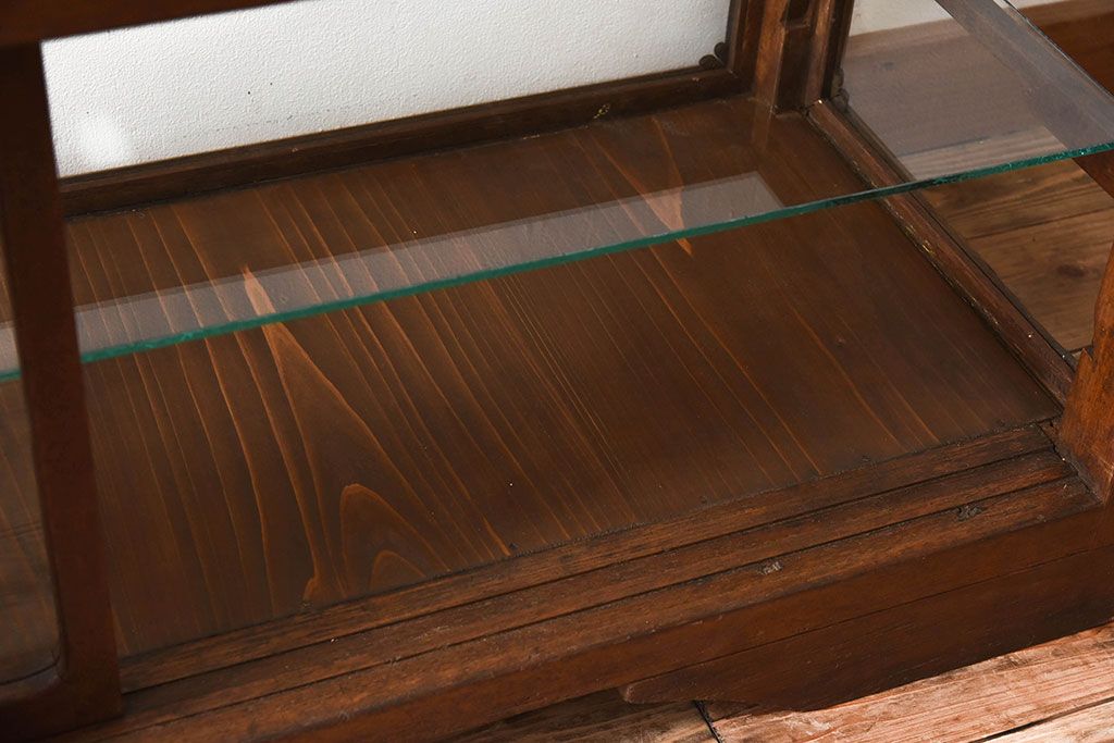 アンティーク家具　古い木のアンティークガラスケース(ショーケース)　ロータイプ