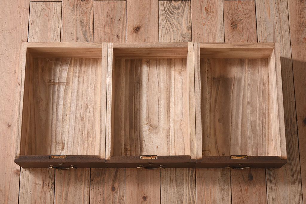 アンティーク家具　総桐材製!シンプルな鉄脚付きローボード