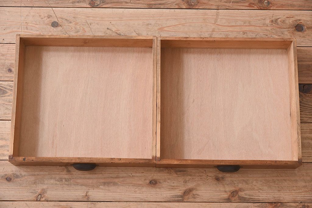 レトロ家具　栗材製　レトロな透かし彫り入りのアンティーク文机