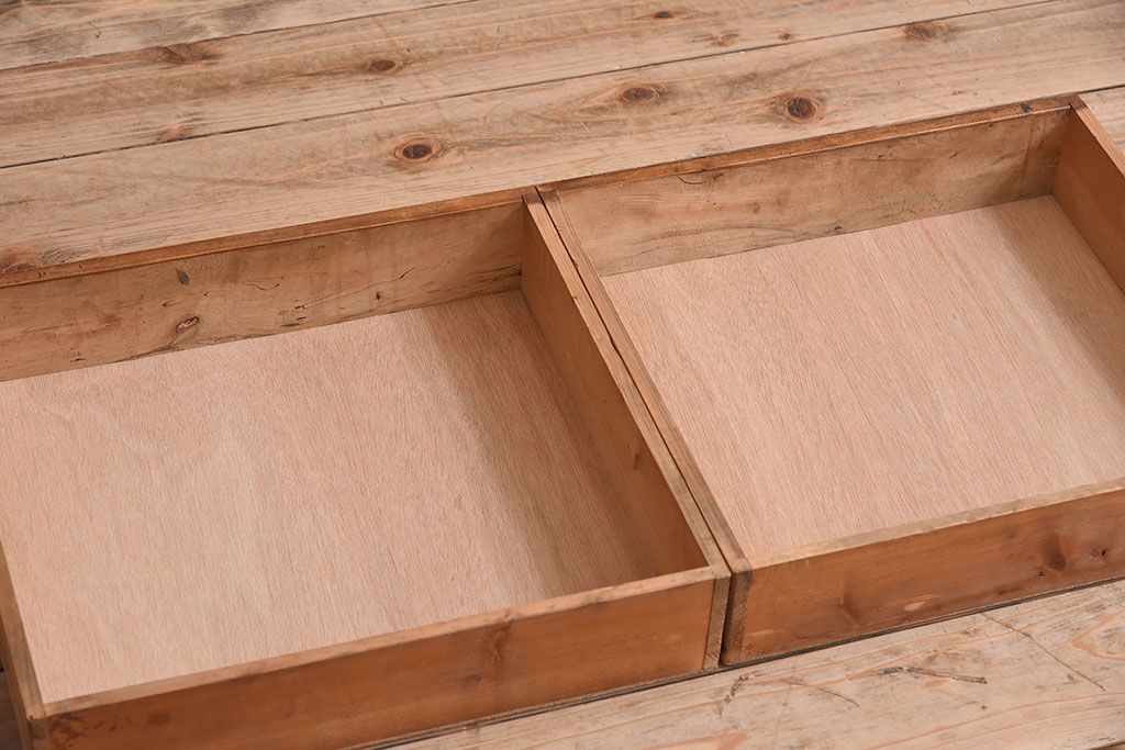 レトロ家具　栗材製　レトロな透かし彫り入りのアンティーク文机