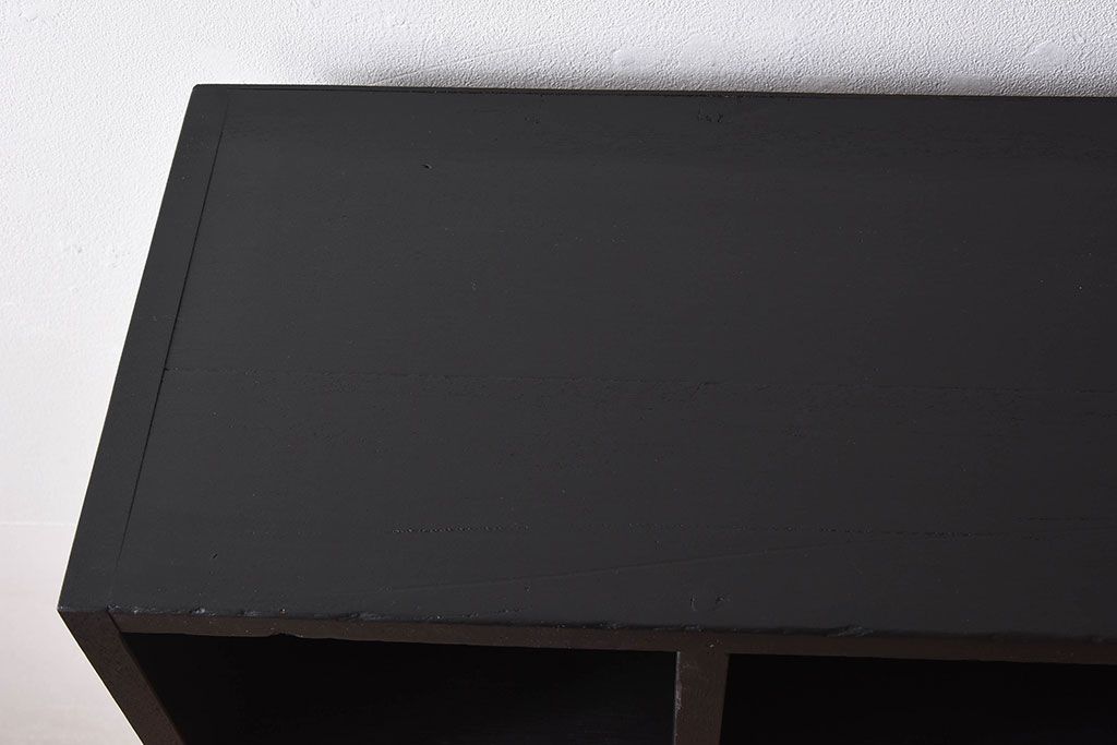 レトロ家具　縦型　艶消しブラックペイント　シンプルでレトロな脚付きマス目棚(収納棚、飾り棚)