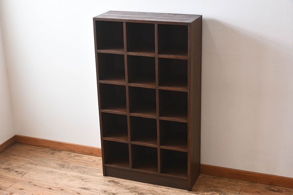 レトロ家具　縦型デザイン　シンプルでレトロな木製マス目棚(収納棚、飾り棚)