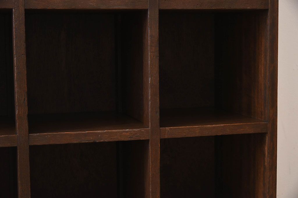レトロ家具　縦型デザイン　シンプルでレトロな木製マス目棚(収納棚、飾り棚)