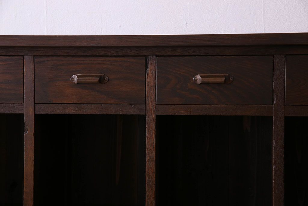 レトロ家具　古い木のレトロな脚付きマス目棚(カウンターテーブル・収納棚)