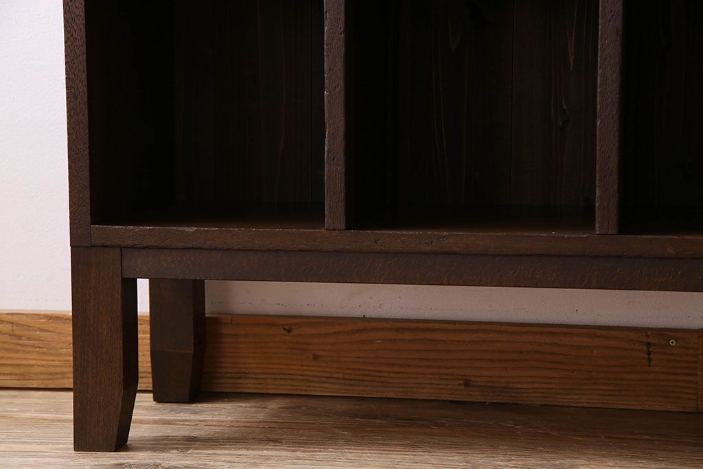 レトロ家具　古い木のレトロな脚付きマス目棚(カウンターテーブル・収納棚)