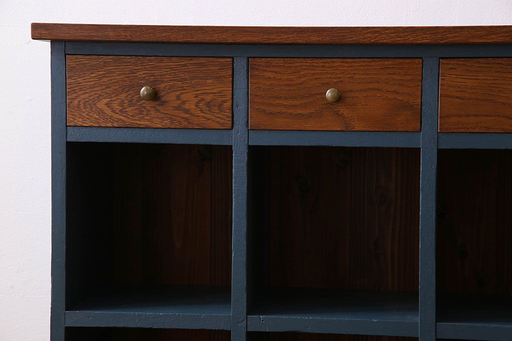 レトロ家具　古い木のレトロな脚付きマス目棚(カウンターテーブル、飾り棚、収納棚)(2)