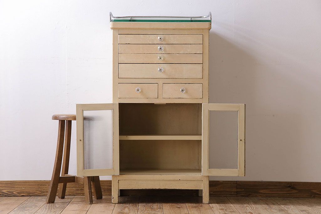アンティーク家具　ガラスの取っ手のペイントデンタルキャビネット　ミストガラス