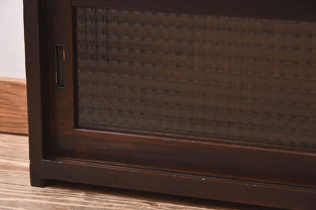 アンティーク家具　欅材天板付き!チェッカーガラス引き戸の小さなアンティークローボード
