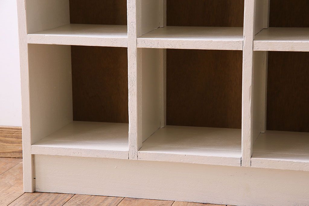 レトロ家具　アンティーク　ペイント　小ぶりサイズ!シンプルでレトロなマス目棚(収納棚、飾り棚)