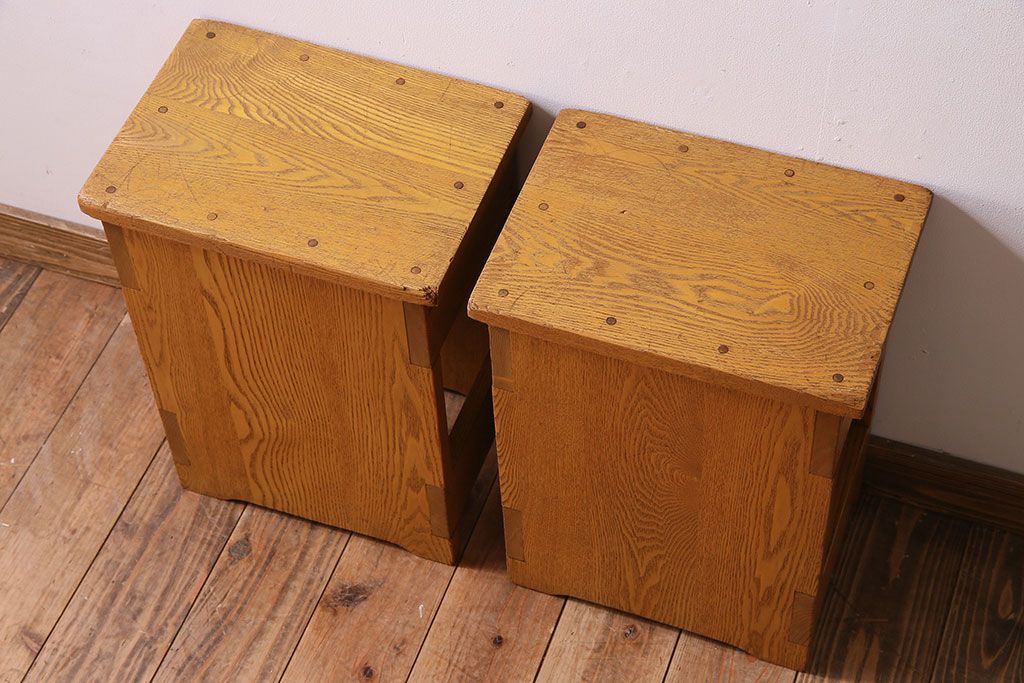 中古　楡材　学校の角スツール2脚セット(1)