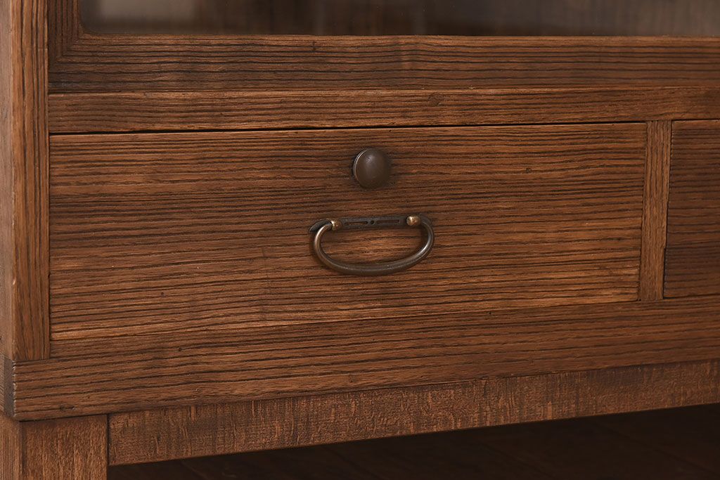 アンティーク家具　和製アンティーク　脚付のシンプルな時代箪笥ローボード