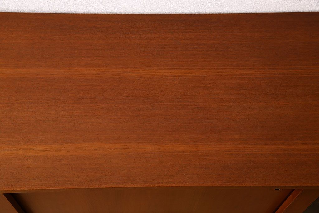 ヴィンテージ家具　フランス製　ビンテージ　VIGHEROH　スタイリッシュなデザインの大型サイドボード