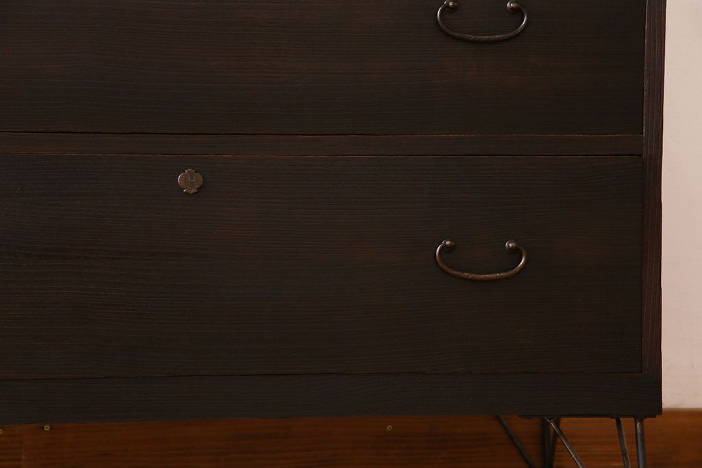アンティーク家具　檜天板!鉄脚付　シックな味わいのアンティーク箪笥ローボード