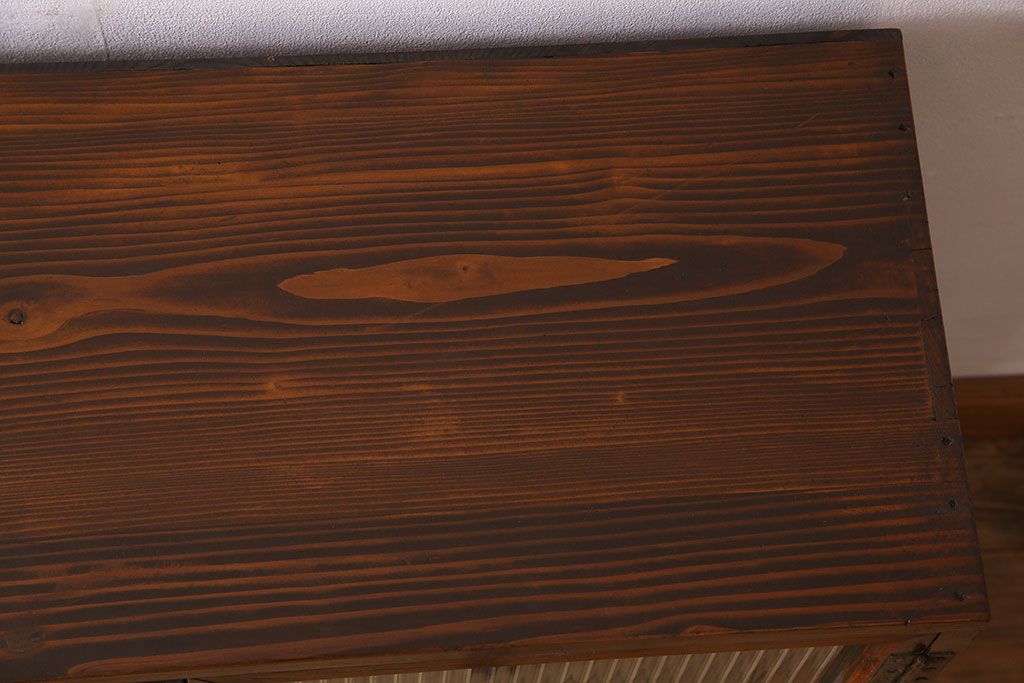 アンティーク家具　モールガラス入り!古い木製の小ぶりな収納棚(パタパタ戸棚)