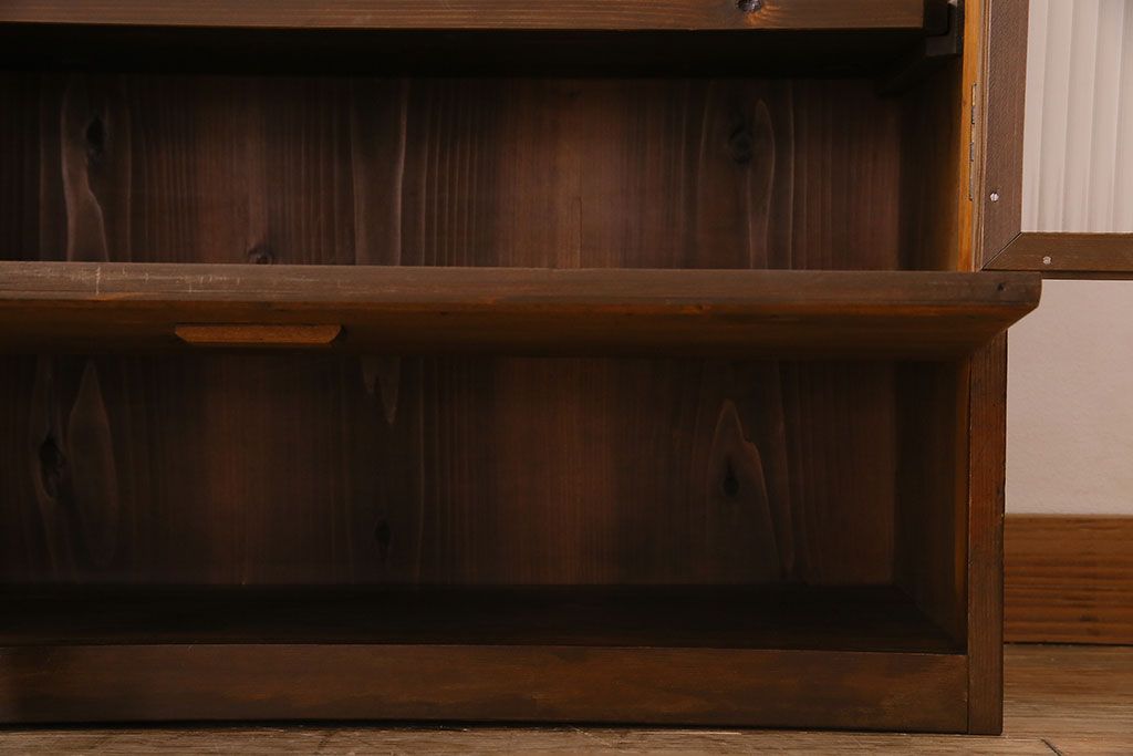 アンティーク家具　モールガラス入り!古い木製の小ぶりな収納棚(パタパタ戸棚)