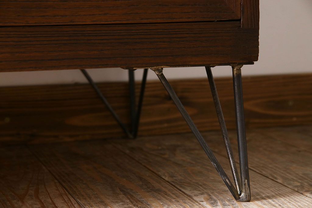 アンティーク家具　結霜ガラス入り!　和製アンティーク　鉄脚箪笥ローボード