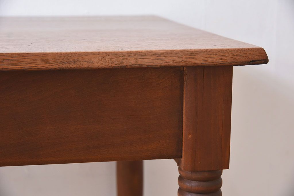 アンティーク家具　フランスアンティーク　オーク材!シンプルなデザインのカフェテーブル