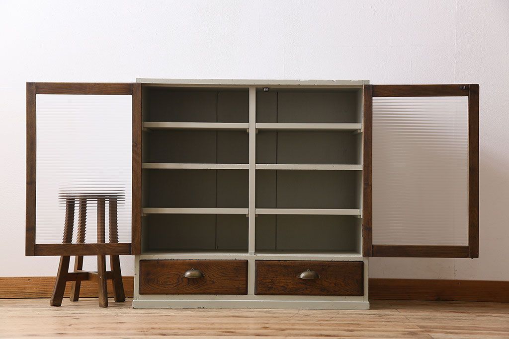 レトロ家具　レトロデザイン　モールガラス!アンティークペイント戸棚(収納棚)