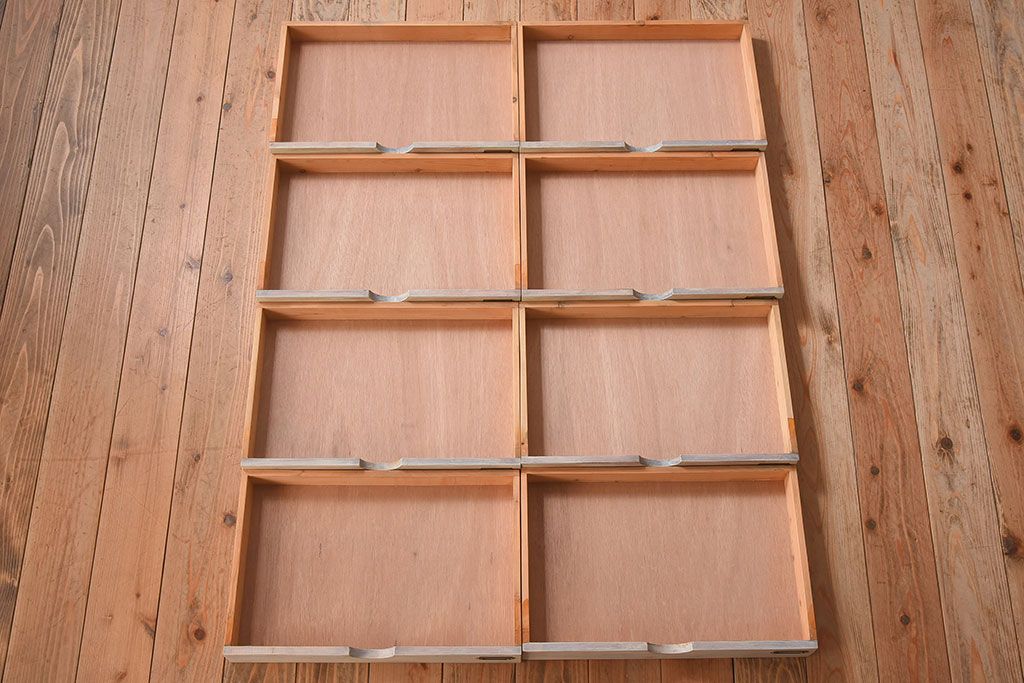 ヴィンテージ家具　ネームプレート付き!　イギリスビンテージ　古い木製の脚付きドロワー(引き出し)