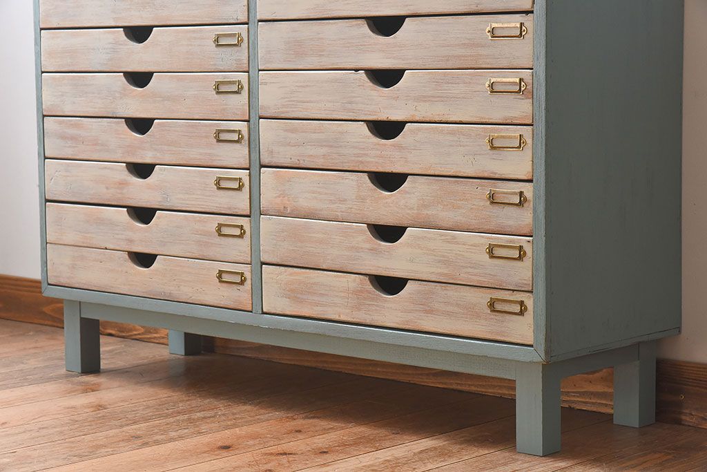 ヴィンテージ家具　ネームプレート付き!　イギリスビンテージ　古い木製の脚付きドロワー(引き出し)